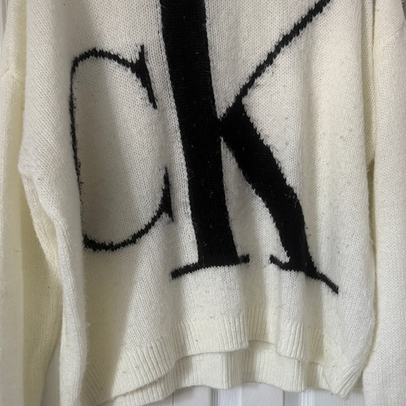 Calvin Klein Women's Off-white/Cream Sweater with Black Logo - Picture 9 of 11